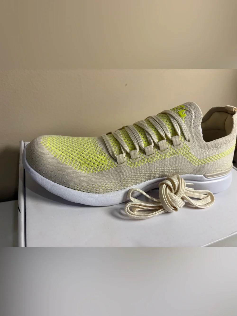 APL TechLoom Breeze Women’s 9 Beach Energy White NIB Extra Laces